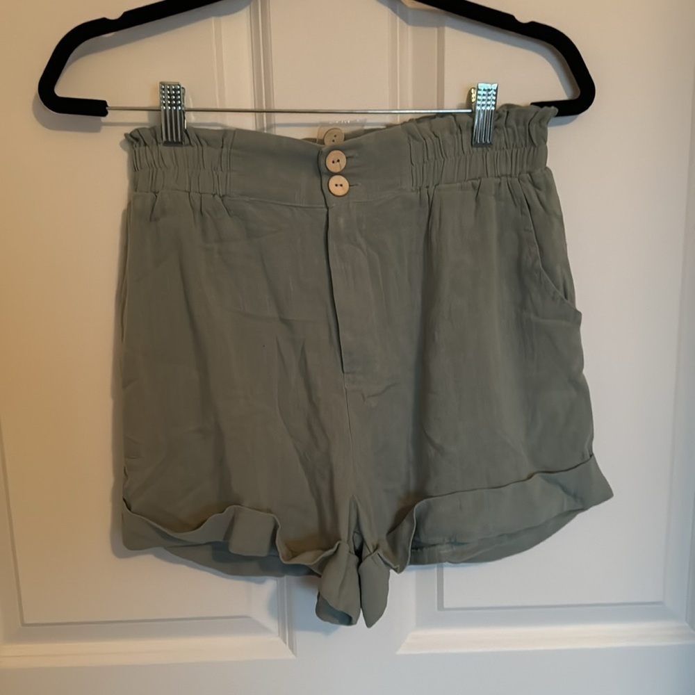 NWT stretch waste, sage linen comfortable short size large